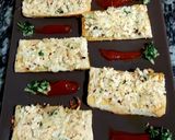 A picture of step 5 of Chicken chilli cheese bread.