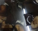 Hình bước làm 1 của món Nui xào cà chua nấm đông cô