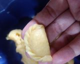 Foto langkah ke 3 dari resep Pastel Abon Mini ngeprul empuk.
