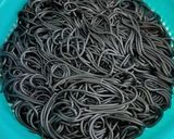 Foto del paso 1 de la receta: Espaguetis negros con gulas y gambones