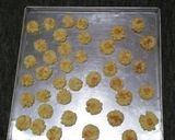 Foto langkah ke 4 dari resep Kue Semprit Susu Topping Keju.