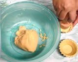 Foto langkah ke 4 dari resep Tips pie buah biar awet renyah dan tanpa telur sama sekali.