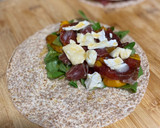 Foto del paso 2 de la receta: Quesadilla de melocotón, jamón, queso de cabra y rúcula