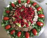 Une image de l'étape 3 de Salade courgettes tomates cerises groseilles feta saucisses grillées et céleri.