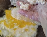 صورة لخطوة 2 من وصفة بيض بالجبن حبة سوداء🥚