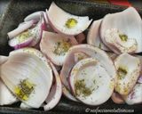 Foto del passaggio 1 della ricetta Tartare di Branzino al Pepe Rosa e Cipolle di Breme