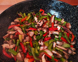 Foto del paso 4 de la receta: Wok de verduras con pavo, conejo y fideos de arroz