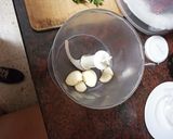 Foto del paso 1 de la receta: Guiso de judiones con cochino y alcachofas fritas