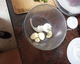 Foto del paso 1 de la receta: Guiso de judiones con cochino y alcachofas fritas