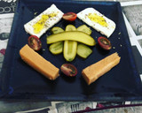 Foto del paso 1 de la receta: Ventresca de atún con queso fresco, pepinillos y cherrys