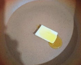 Foto del paso 2 de la receta: Tortilla de dos tipos de quesos, mantequilla y hierbas aromática