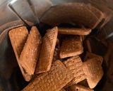 A picture of step 2 of Bourbon Biscuit Chocolate Pops.