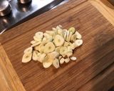 Une image de l'étape 5 de Pommes de terre au bœuf, ail fumé, shiitakes et bouillon de chevreau.