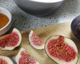 Foto del paso 1 de la receta: Yogur natural con higos, granada, miel y canela