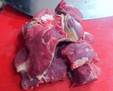 Foto del paso 2 de la receta: Cordero guisado en salsa reducida de dos cebollas con pasas