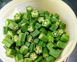 A picture of step 1 of Okra Potato Masala Fry.
