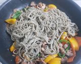 Hình bước làm 7 của món Mì mè đen xào ngũ sắc
