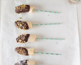 Foto del paso 3 de la receta: Plátanos helados con chocolate y topping