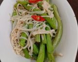 Foto langkah ke 5 dari resep Tumis Baby Buncis Enoki.