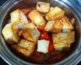 Hình bước làm 2 của món Đậu hũ kho chao/cà chua