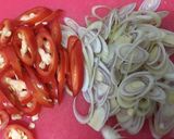 Hình bước làm 2 của món Gà Xào Sả Ớt