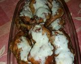 Sajtos-fokhagymás csirkecombok hagymás burgonyával recept fázis 9 fotója