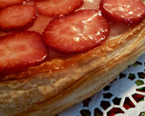 Foto del paso 15 de la receta: Tarta de hojaldre con nata y fresas🍓🍓🍓