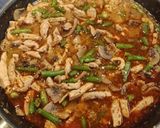 Szalonnás–gombás–vajbabos sertéstokány🥓🍄‍🟫🫘 recept fázis 7 fotója