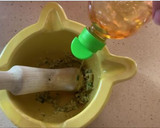 Foto del paso 5 de la receta: Aperitivo de queso y aceitunas negras (con vinagreta de albahaca)