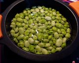 Foto del paso 2 de la receta: Habas con ajos tiernos y huevo flor