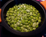 Foto del paso 2 de la receta: Habas con ajos tiernos y huevo flor