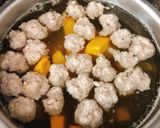 Hình bước làm 2 của món Canh Bí Đỏ Thịt Viên Cho Bé