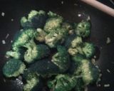 A picture of step 2 of Broccoli and garlic.