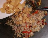 รูปขั้นตอนการทำที่ 3 ของ ผัดกระเพราหมูสับลูกชิ้นไก่