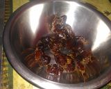 A picture of step 1 of Date ki chutney.