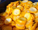 Hình bước làm 2 của món 🌱 Bí Ngòi Vàng Xào Tỏi (Vegan)