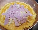 Foto del paso 2 de la receta: Tortilla abierta de jamón york, membrillo y queso