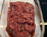 Hình bước làm 2 của món Món cho bé: Salad trộn thịt bò và Khoai tây chiên lắc phô mai