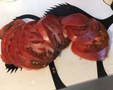 Une image de l'étape 1 de Salade de tomates tricolores à la mozzarella di buffala et ail triquetre séché.