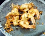 รูปขั้นตอนการทำที่ 5 ของ กุ้งทอดกระเทียมพริกไทย