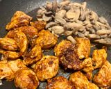 Une image de l'étape 2 de Blanc de poulet et champignons de Paris à la crème et au paprika.