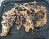 Foto del paso 1 de la receta: Consomé de pollo tostado