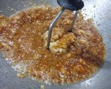 A picture of step 4 of Caramelized suji /rava halwa.