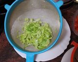 Foto del paso 2 de la receta: Tupper de ensalada con banderilla de pavo, mozzarella y pera