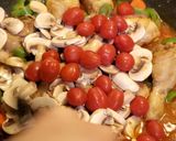 Foto del paso 7 de la receta: Pollo con verduras y tomate cambray🌺