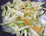Hình bước làm 1 của món Bầu Xào Trứng