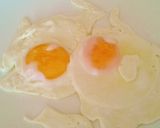 Foto del paso 3 de la receta Huevos fritos con frankfurt y sofrito de tomate