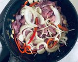 Foto del paso 3 de la receta: Fideos integrales con salteado de cerdo, verduras y queso cremoso