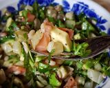 Foto del passaggio 4 della ricetta Insalata di orzo con salmone e avocado
