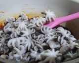 Foto langkah ke 5 dari resep Jjukumi Bokeum (Tumis Bayi Gurita Pedas).